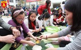 Học sinh Hà Nội thích thú gói bánh chưng ngày Tết